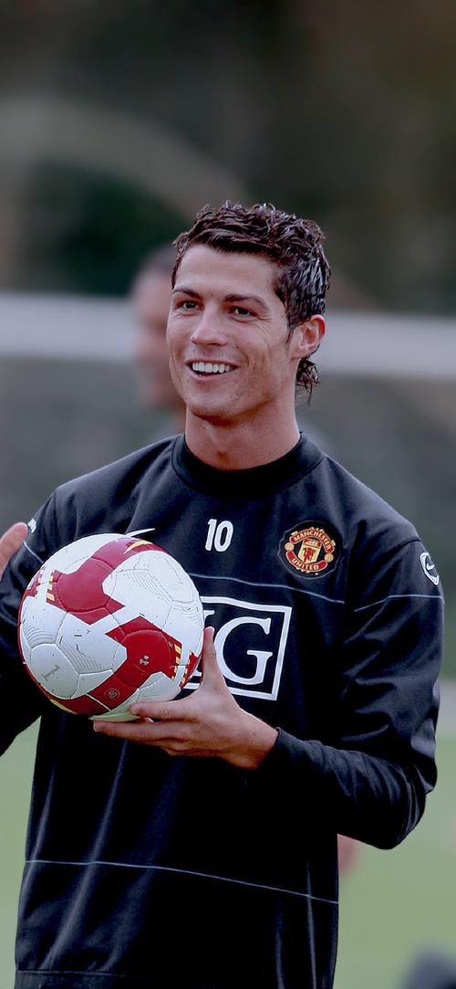 拜仁考虑欧冠关闭南看台应对球迷违规